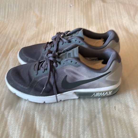 Slightly worn Nike air max See through window at the bottom of the sole - Picture 2 of 4